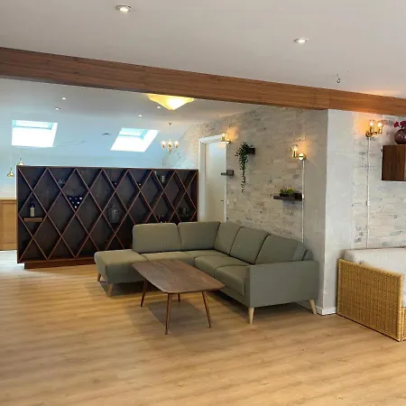 Apartment - Beautifully Renovated Luxus *