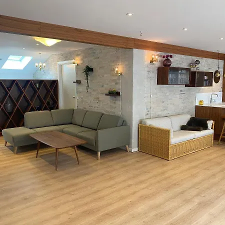 - Beautifully Renovated Luxus Apartment