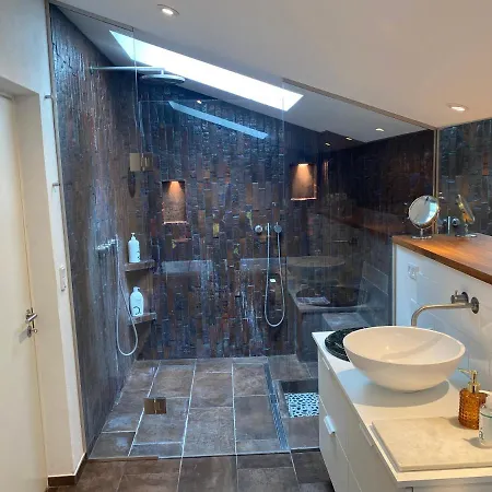 - Beautifully Renovated Luxus *